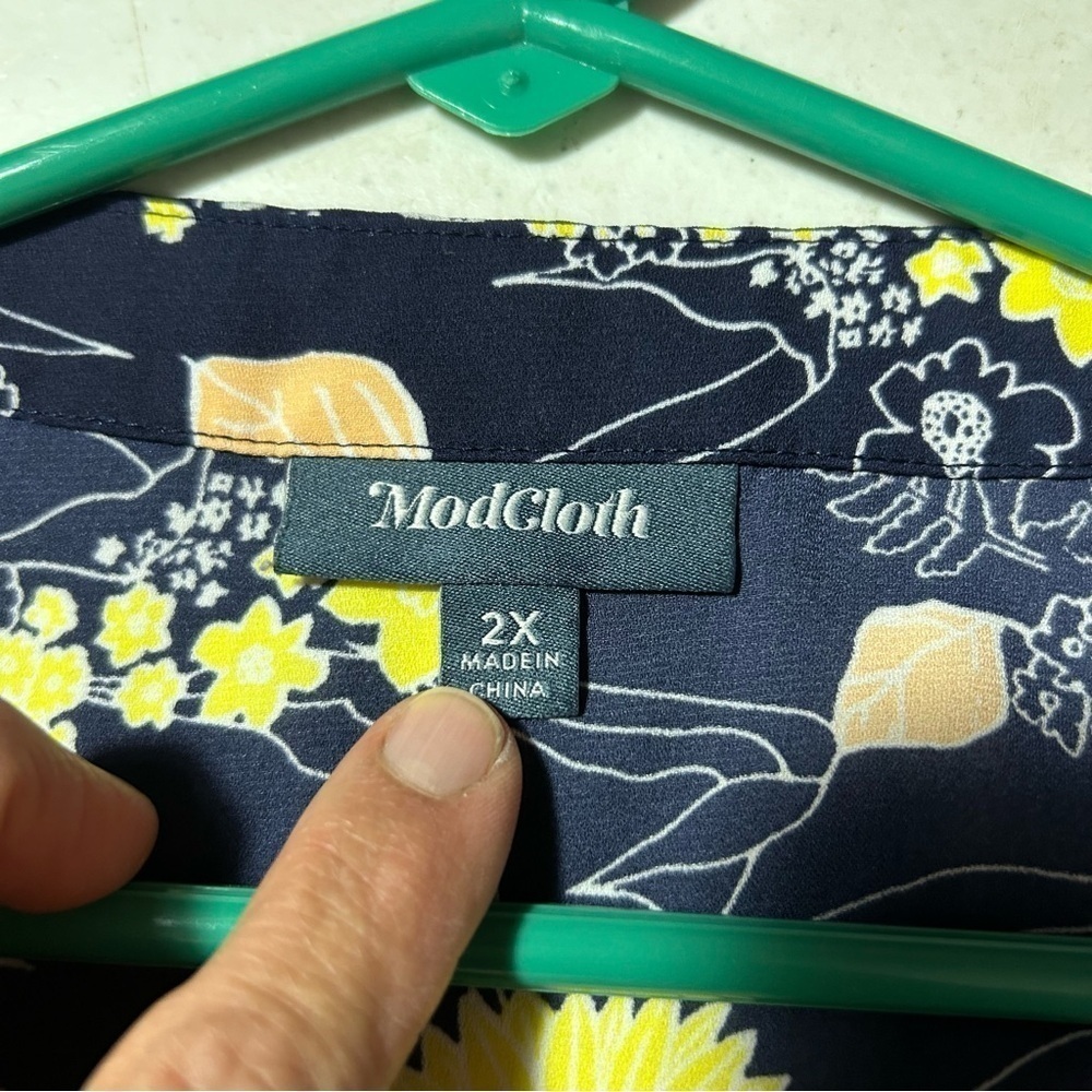 ModCloth Womens 2X Floral Short Sleeve Button Down Polyester V-Neck Top Blue - Picture 3 of 5